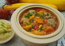 Gulasz warzywny z klopsikami to pożywne danie. Podane z ziemniakami wystarczy za cały obiad. Latem przygotowuję go z warzyw z własnego ogródka. Doskonały sposób na rozgrzewający obiad na nadchodzące jesienne chłody.

Składniki:
250 g mięsa mielonego
1 jajko
2 łyżki bułki tartej
1 żółta cukinia
1 czerwona papryka
1 zielona papryka
1 duża marchewka
1 cebula
4 łyżki kukurydzy z puszki
2 łyżki koncentratu pomidorowego
sól
pieprz
ziele angielskie
2-3 liście laurowe
1 łyżka kwaśnej śmietany
1 łyżka oleju

Mięso mielone wymieszać z jajkiem, bułką tartą i przyprawić. Uformować kulki. Cukinię i paprykę pokroić w kostkę, cebulę w piórka, marchewkę w plasterki. Warzywa wrzucić na rozgrzany tłuszcz, smażyć chwilę. Podlać szklanką wody, dodać ziele i liście laurowe, dusić pod przykryciem. Kiedy warzywa będą prawie miękkie, dodać klopsiki i kukurydzę oraz przecier pomidorowy. Dusić około 10 minut, po czym przyprawić i dodać śmietanę. Podawać z ziemniakami lub kaszą.