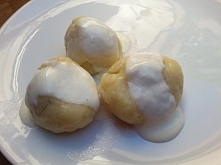 szybkie knedle. smak dzieciństwa. ziemniaki puree z dnia poprzedniego wrzucamy do miski, dodajemy 1 jajko i mąkę ziemniaczaną ze szczypta soli. mieszamy na jednolita mase. robim...