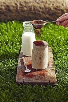 POSYPKI DO KAWY

Jak przygotować posypkę?

Posypka pistacjowa (zielona): 
Składniki: 
10g niesolonych pistacji

Przygotowanie: Obierz pistacje z łupinek i włóż do blendera. Miel...