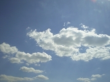 Białe obłoki na pięknym niebieskim niebie.