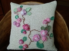 Poduchy szydełkowe, czyli pomysł na nudną kanapę lub pokój małej księżniczki.