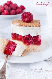 CIASTO KOSTKA MALINOWA