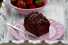 Składniki na ciasto:
500 g mąki pszennej
szczypta soli
2 łyżki kakao
130 g drobnego cukru do wypieków
20 g suchych drożdży lub 40 g drożdży świeżych
2 duże jajka
100 g masła, ro...