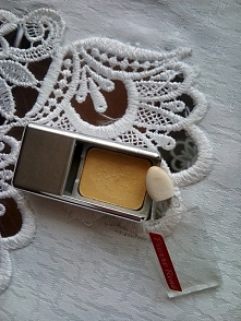 Cień do powiek Pierre Rene w kolorze jasno złoto-zółtym, aksamitny, kremowy, perłowy cień, super pigmentacja. Cena- 4 zł, użyty raz, świeży.