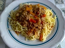 Spaghetti z mięsem mielonym i sosem słodko-kwaśnym