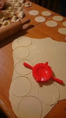 facet -> pierogi = nie ma problemu :)!  

składniki: (Najlepsze ciasto na pierogi) 
1/2 kg mąki 
1 jajko 
szczypta soli
szklanka ciepłej wody

pisssssss :D