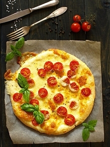 Pizza z mozzarellą i pomidorkami koktajlowymi