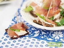 Kanapki z szynką parmeńską i camembertem
Przygotowanie:
1.Camemberta kroję na plasterki, chleb na kwadraty.
2.Na każdym kawałku pieczywa układam szynkę i zawijam w nią camembert...