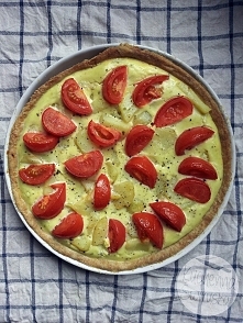 Pełnoziarnista tarta z młodymi ziemniakami, szpinakiem i czosnkowym serkiem