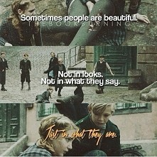 Czasami wyszukuje w ludziach to co najlepsze i najgorsze, widzę ich brzydotę i piękno dziwię się jak obie te rzeczy istnieją razem.