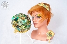 Bukiet w całości wykonany z broszek i elementów biżuterii utrzymany w tonacji zieleń+złoto.
Model pokazowy, nieuszkodzony ,w idealnym stanie. 
Cena wraz z ozdobnym grzebykiem i ...