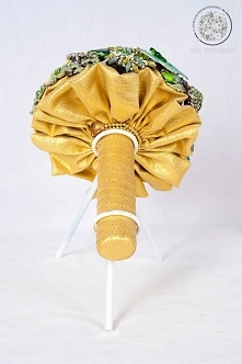 Bukiet w całości wykonany z broszek i elementów biżuterii utrzymany w tonacji zieleń+złoto.
Model pokazowy, nieuszkodzony ,w idealnym stanie.
Cena wraz z ozdobnym grzebykiem i b...