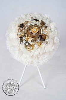 Bukiet wykonany z koronek w odcieniach ecru z biżuteryjnym złotym zwieńczeniem na górze. 
Model pokazowy, nieuszkodzony ,w idealnym stanie.
Cena 230zł
Kontakt bukietkowo@o2.pl