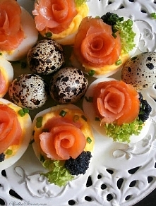 Jaja Faszerowane z Łososiem Wędzonym i Kawiorem (Różyczki)