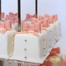 Weselny cup-cake z delikatnymi kokardkami :D