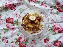 Ulubiony deser ♥
Banan, śliwka, musli, jogurt naturalny. 
Owoce według uznania.