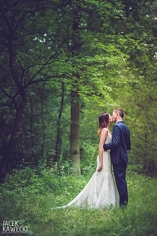 Sesję plenerową Natalii i Marka zaplanowaliśmy w całkiem innej lokalizacji ale ze względu na organizowaną tam imprezę i ogromną ilość ludzi musieliśmy wybrać alternatywne miejsc...