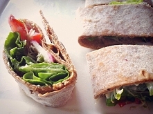 Pełnoziarnista tortilla z warzywami, pyszna, zdrowa kolorowa. Przepis po kliknięciu w zdjęcie.