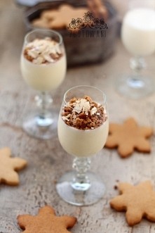 Waniliowy Deser Z Kruszonymi Pierniczkami I Migdałami

Składniki:

1/2 litra mleka1/2 laski wanilii3 łyżki fruktozy2 1/2 łyżki mąki ziemniaczanej80 g masła4 łyżki płatków migdał...