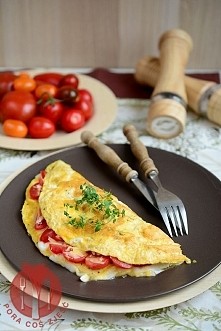 Dietetyczny i Prosty Omlet Owsiany ok. 300 kcal Składniki; 2 jajka 4 łyżki płatków owsianych szczypta oregano sól i pieprz warzywa do smaku ( n.p pomidory,ogórki,cebula , ser , ...
