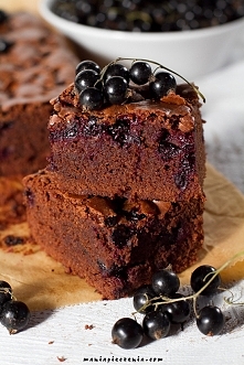 Czekoladowe BROWNIE z czarną porzeczką. Przepis po kliknięciu w zdjęcie (maniapieczenia.com)