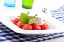 Chłodnik z arbuza :)
Składniki

        1/4 arbuza
        10 g imbiru
        1 cytryna
        2 łyżki miodu
        1/2 sera typu feta
        1 gałązka mięty
        1 gałąz...