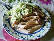 makaron pełnoziarnisty z rybą i kapustą pekińską w sosie cytrynowym