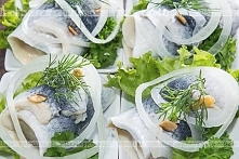 Koreczki śledziowe ze śliwką