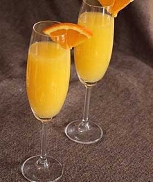 MIMOZA

Składniki:
75 ml schłodzonego szampana
75 ml zimnego soku pomarańczowego
skórka pomarańczowa

Przygotowanie: 
Wlej szampan i sok pomarańczowy do schłodzonego kieliszka o...