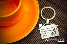 Elegancki brelok do kluczy w kształcie domu przymocowany do kółka na klucze. Brelok zapakowany jest w eleganckie czarne pudełeczko, dzięki czemu idealnie nadaje się na prezent. ...