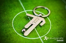 Brelok do kluczy w kształcie piłkarzysty przymocowany jest do kółka na klucze. Brelok zapakowany jest w eleganckie czarne pudełeczko, dzięki czemu idealnie nadaje się na prezent...