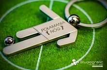 Brelok do kluczy w kształcie piłkarzysty przymocowany jest do kółka na klucze. Brelok zapakowany jest w eleganckie czarne pudełeczko, dzięki czemu idealnie nadaje się na prezent...