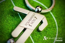 Brelok do kluczy w kształcie piłkarzysty przymocowany jest do kółka na klucze. Brelok zapakowany jest w eleganckie czarne pudełeczko, dzięki czemu idealnie nadaje się na prezent...