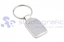 Brelok do kluczy w kształcie prostokąta przymocowany jest do kółka na klucze. Brelok zapakowany jest w eleganckie czarne pudełeczko, dzięki czemu idealnie nadaje się na prezent....