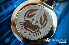 Brelok do kluczy w kształcie koła przymocowany jest do kółka na klucze. Brelok zapakowany jest w eleganckie czarne pudełeczko, dzięki czemu idealnie nadaje się na prezent. Na br...