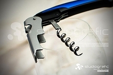 Trzyelementowy nóż kelnerski wykonany został z połączenia metalu i plastiku. W jego skład wchodzi korkociąg, nóż i otwieracz. Nóż jest dostępny do wyboru w czterech kolorach – c...