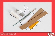 Będziesz potrzebować: szablonu, kartonu, kleju, nożyka do papieru, farb, pędzla oraz korektora.