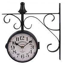 Śliczny dworcowy zegar, o metalowej konstrukcji, na swojej białej tarczy posiada napis, dzięki czemu przedstawia prawdziwy londyński klimat.