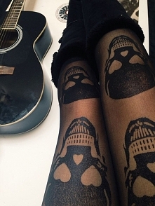 Śliczne rajstopy z wzorem w...