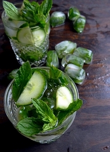 lemoniada z ogórkiem i miętą na upalne lato - po przepis kliknij w zdjęcie