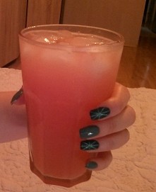 tak chłodze się w upalne dni. świeżo wyciągnięty sok z grejpfruta i kupa lodu