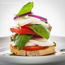 Grzanka z pomidorami i mozz...