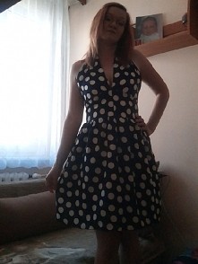 sukienka retro grochy. gora z wykroju burdy 6/15 model 119 ktory wstepnie mialbyc kombinezonem. sukienka na bawelnianej podszewce z krytym zamkiem z boku wiazana na szyi odslani...