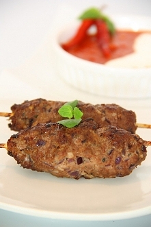 Marokańskie kofty z pikantnym sosem pomidorowym