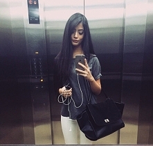 Prosta stylizacja na co dzień. Białe spodnie, szara bluzka i czarna torebka ;)