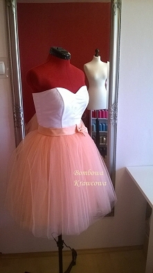 tiulowa sukienka na wesele, studniówkę, poprawiny z kokardką. Rozkloszowana tiulowa sukienka, więcej zdjęć i info na Fb fanpage Bombowa Krawcowa