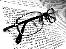 czarne okulary i książka