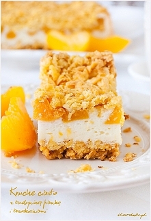 Kruche ciasto z budyniową pianką i brzoskwiniami – przepis