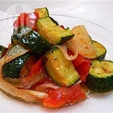 Pieczone cukinie z czosnkiem i pomidorami