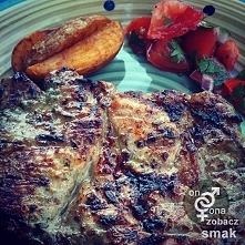 Karkówka - królówa polskich grillowanych specjałów. Ponoć najbardziej lubią ją mężczyźni, ale i kobiety nią nie gardzą. Największą sztuką jest ją właściwie wysmażyć, a wcześniej...